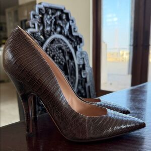 Chic Brown Crocodile-Patterned Heels